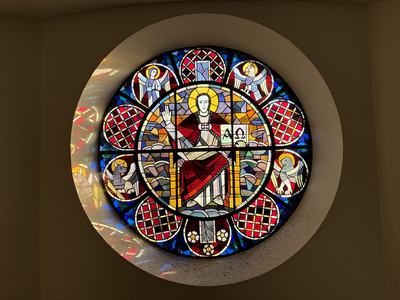 2026-03-02 Buntes Fentser Kirche 2