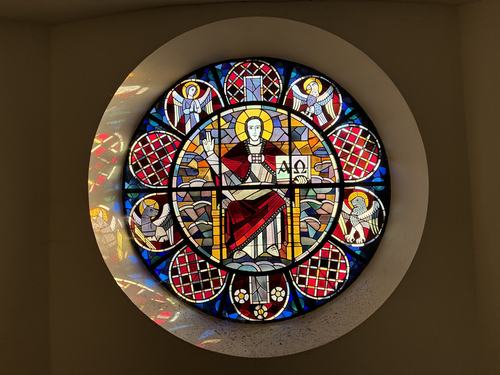 2026-03-02 Buntes Fentser Kirche 2