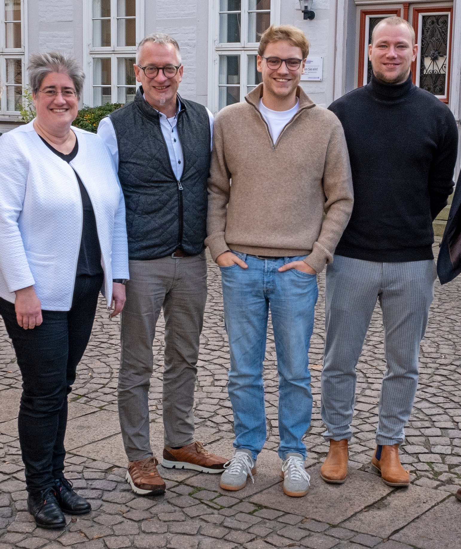 Setzen sich für die Demokratie ein: Superintendentin Sabine Preuschoff vom Kirchenkreis Burgdorf (von links), Superintendent Dirk Jonas vom Kirchenkreis Burgwedel-Langenhagen, Luis Beimfohr vom Kirchenkreisjugendkonvent Burgwedel-Langenhagen und der neue