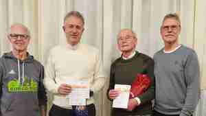 Bernd Schulz (links) und Siegfried Großömichen (rechts) gratulieren Theo Sing, (2. von links) zum 25. Sportabzeichen in Gold sowie Günter Ahrens zum 50. Sportabzeichen in Gold.