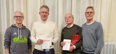 Bernd Schulz (links) und Siegfried Großömichen (rechts) gratulieren Theo Sing, (2. von links) zum 25. Sportabzeichen in Gold sowie Günter Ahrens zum 50. Sportabzeichen in Gold.