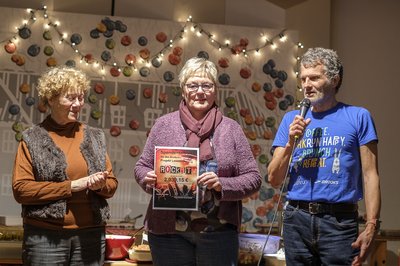 Der Vorsitzende des Chors Rock:it Carsten Scheller (von rechts) überreicht die Spende an Ina von Riegen und Jutta Goldbach.