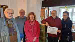 Die SoVD-Vorstandsmitglieder Adolf W. Pilgrim (von links), Reinhard Bielefeld und Christa Weilert-Penk überreichen die Spende an Holger Hornbostel und Grit Schiller von der Tageswohnung Burgdorf.