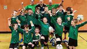 Die jungen Faustballer von der TSV Burgdorf freuen sich über ihre Erfolge.