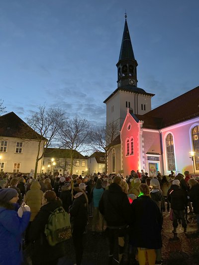 Rund 300 Menschen haben sich auf dem Spittaplatz versammelt, um für die Demokratie zu singen und zu leuchten.