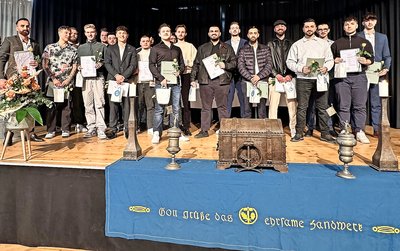 Die Anlagenmechaniker der Sanitär-Innung Burgdorf freuen sich über ihre Gesellenbriefe.