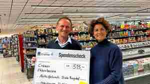 Marktleiter Mario Will übergibt den symbolischen Spendenscheck an Diana Wissmach aus dem Beirat des Nothilfefonds.