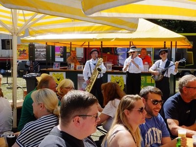 Die Marshmallows ziehen mit swingenden Klängen über den Pferdemarktplatz.