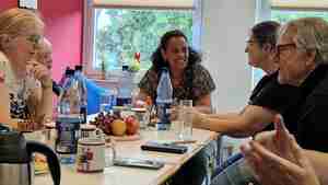 Im offenen Treff tauschen sich Seniorinnen und Senioren mit Pflegekräften aus.