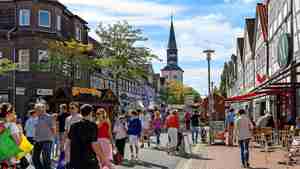 Viele Besucher bummeln bei traumhaftem Spätsommerwetter durch die Innenstadt.