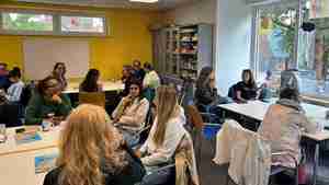 Die Teilnehmenden sprechen über aktuelle Projekte, Best-Practice-Beispiele und regionale Angebote.