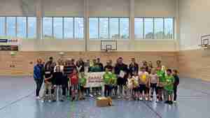 Mitglieder der Badminton-Abteilung bedanken sich beim Jugendtrainer Devin Holert (Mitte, mit Urkunde).