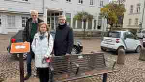 Freuen sich über die neue Plauderbank: Burkhard Timm (von links) und Claudia Ruhrort vom Seniorenrat sowie Bürgermeister Armin Pollehn.
