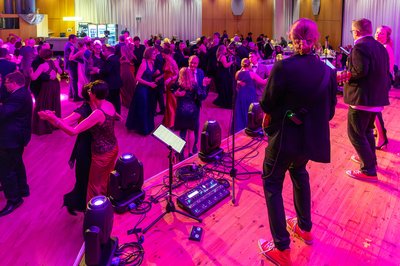 Viele Besucher tanzen zur Musik der Party-Band Red Pepper.