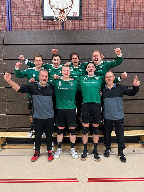 zum Auftakt der Hallensaison ist den Faustballern der TSV Burgdorf in der 2. Bundeliga nach einer Niederlage noch der Befreiungsschlag gelungen.