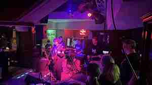 Die Burgdorfer Nachwuchsband Smypell zeigte sich spielfreudig und suchte aktiv den Kontakt zum Publikum.