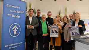 Matthias Brodowy (links) ist zum Vorverkaufsstart für seinen Benefiz-Abend nach Burgdorf gekommen. Dort ist er auf Vertreterinnen und Vertreter vom Burgdorfer Kinderschutzbund sowie von HAZ/NP und Marktspiegel getroffen.