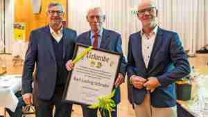 Karl-Ludwig Schrader (Mitte) ist neuer Ehrenvorsitzender des VVV. Bürgermeister Armin Pollehn (links) und der stellvertretende VVV-Vorsitzende Michael Raupach würdigen sein langjähriges Engagement.