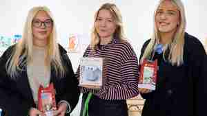 Die Schülerinnen Angelina Kowaljow (links) und Anna Herrlein (rechts) überreichen die Toniebox an Antonia Herden, Sozialpädagogin und Erzieherin des Frauenhauses.