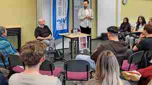 Henrik Szántó (stehend) kommt mit den Schülern ins Gespräch.