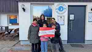 Freuen sich über die Spende ans Burgdorfer Tierheim: Klassenlehrerin Mariko Fukuda (hinten, von links), die Bundesfreiwilligendienstleistende Nalin Ersu und die Tierheimleiterin Diandra Boczek zusammen mit Klassensprecherin Rosil und Klassensprecher Dijar