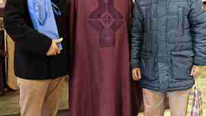 Pfarrer Franz Kurth (Mitte) bedankt sich bei Markus Wzietek (links) und Jacek Dutka für ihr Engagement.