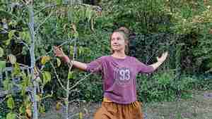 Viniyoga zeichnet sich durch langsame, kontrollierte Bewegungen und eine bewusste Atmung aus.