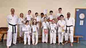 Die Trainer Jan Bollendonk (links) und Heiko Frömmert (rechts) gratulieren den Kindern zu ihren bestandenen Prüfungen.