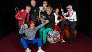 Die Band "Les Haricots Rouges" verbindet Jazz, Rhythmen aus der Karibik und französische Chansons mit Humor, Pantomime und Akrobatik.