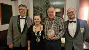 Schießsportleiter Michael Jahn (links) und der Vorsitzende der Schießsportabteilung Georg Rieger (rechts) gratulieren Ronja Hansen und Urs-Uwe Simanowsky.