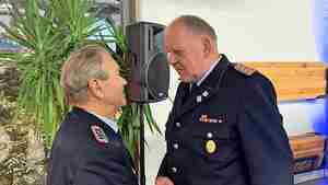 Ortsbrandmeister Peter Nicks (rechts) ehrt Karl-Heinz Sturm für seine 75-jährige Mitgliedschaft.