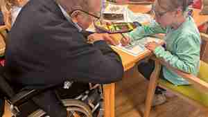 Kinder von der Ingo-Siegner-Grundschule besuchen regelmäßig das Seniorenheim Helenenhof.