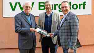 Amtsübergabe beim VVV: Bürgermeister Armin Pollehn (Mitte) gratuliert dem neuen Vorsitzenden Thomas Lüer (rechts) zu seiner Wahl und dankt dessen Vorgänger Karl-Ludwig Schrader (links) für sein jahrzehntelanges Engagement.