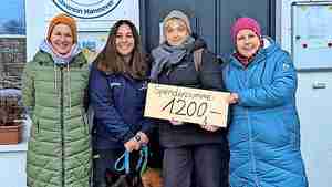Die Hundetrainerinnen Agnes Gerling (links) und Anita Georg-Welzel (3. von links) überreichen die Spende an Tierheimleiterin Diandra Boczek (2. von links) und Mareike Rose vom örtlichen Tierschutzbund.
