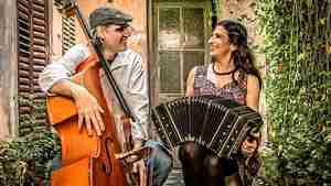 Lionel Mortala (Kontrabass) und Florencia Amengual (Bandoneon) treten in der Neuen Schauburg zusammen mit weiteren Musikern auf.