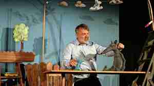 Das Figurentheater Neumond führt das Stück "Großer Wolf & kleiner Wolf" auf.