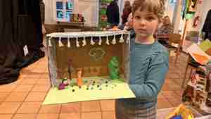 Greta (6) hat ein Schuhkarton-Theater gebastelt.