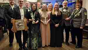 Schießsportleiterin Anja Piel (rechts) und ihr Stellvertreter Steffen André Bregas (links) gratulieren den Majestäten und Gewinnern des Winterschützenfestes.