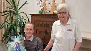 Elli Borowski vom Blutspende-Team des DRK Burgdorf bedankt sich bei Volker Seifert.