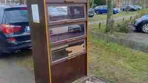 Der Bücherschrank und das Fundament müssen repariert werden