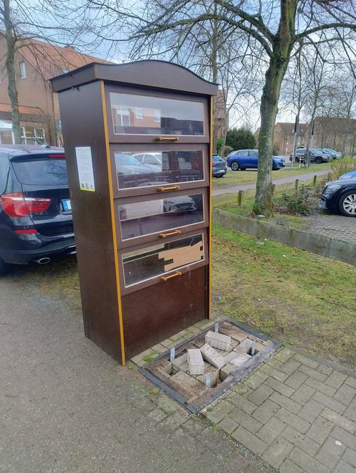 260303_bu_buecherschrank