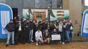 Noch bei Schneegestöber haben Lehrkräfte und Schüler der BBS Burgdorf kürzlich eine Spende an das Projekt "Heiermann4future" übergeben