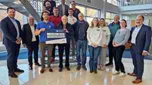 Filialdirektor Niall Janotta (von links) und Carsten Zakfeld sowie Eckhard Paga (rechts) überreichen die Spenden.