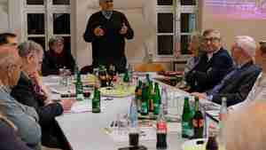 Der Vorsitzende Barthold Plaß (stehend) eröffnet die Mitgliederversammlung des Vereins Burgdorfer Pferdeland, bei der das Projekt "Straße des Pferdes" im Mittelpunkt steht.