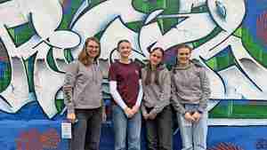 Freuen sich über die Erfolge bei "Jugend forscht": die Lehrerin und Projektbetreuerin Anika Husen (von links) sowie die Schülerinnen Lara Sophie Müther, Carlotta Neumann und Emma Zapf.