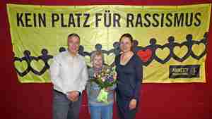 Die Gruppensprecher André Ohnhold und Tessa Spethmann verabschieden Erika Büchse (Mitte) und bedanken sich für ihr Engagement.