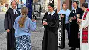 Die Burgdorfer Kirchengemeinden laden am Gründonnerstag zu einem offenen "Pop-Up-Abendmahlstisch" an der Marktstraße ein und schaffen mitten im Alltag einen Ort der Begegnung und Gemeinschaft.