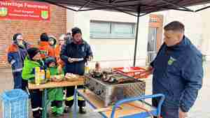 Nach getaner Arbeit gab es am Feuerwehrhaus eine Stärkung.