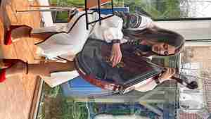 Die Gewinner der Tombola beim jüngsten Kirchenkreisball konnten sich über ein besonderes Konzerterlebnis freuen: Anna Sonyk spielte auf einer ukrainischen Bandura Lieder aus ihrer früheren Heimat.