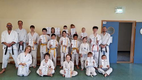 Gürtelprüfungen sind bestanden: 16 Kinder und Jugendliche aus der Karatesparte des Samurai Burgdorf haben die Aufgaben erfolgreich gemeistert